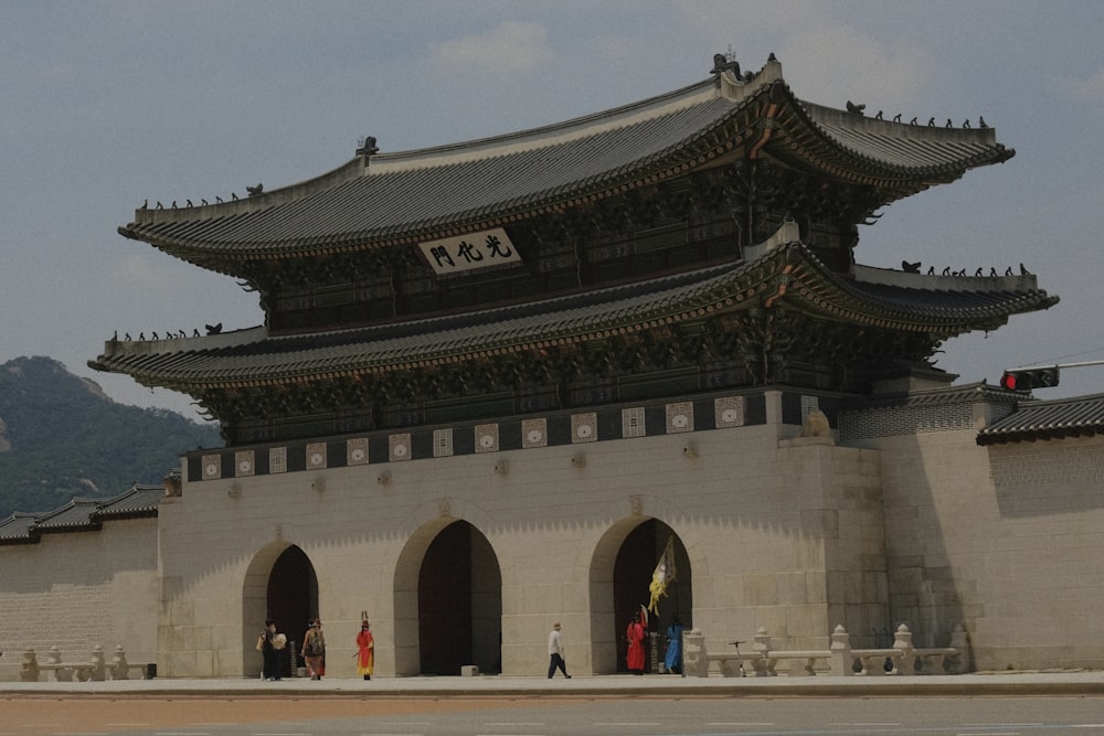 Gwanghwamun con un gran techo