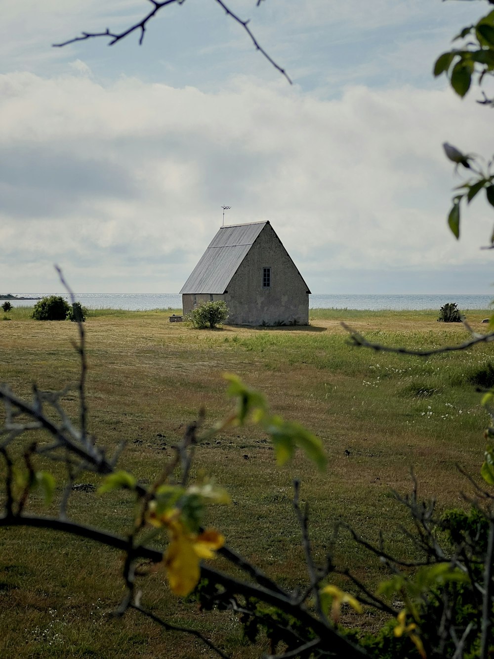 Eine kleine Kirche auf einem Feld