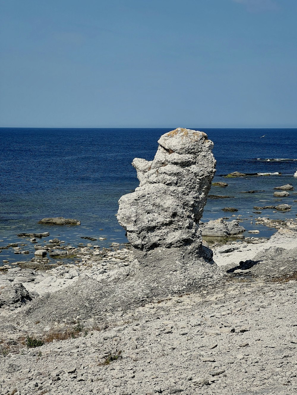 Un rocher sur une plage