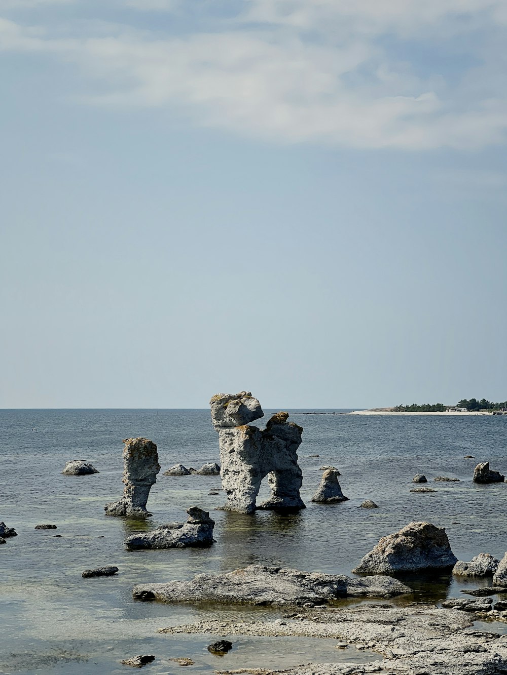 um grupo de rochas na água