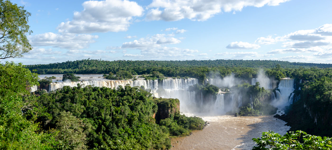 Panorámica de las Cataratas de Iguazú rodeadas de selva, frontera de Brasil y Argentina