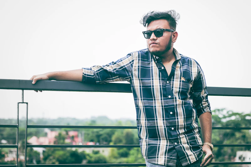 Sugar baby con gafas de sol y actitud segura