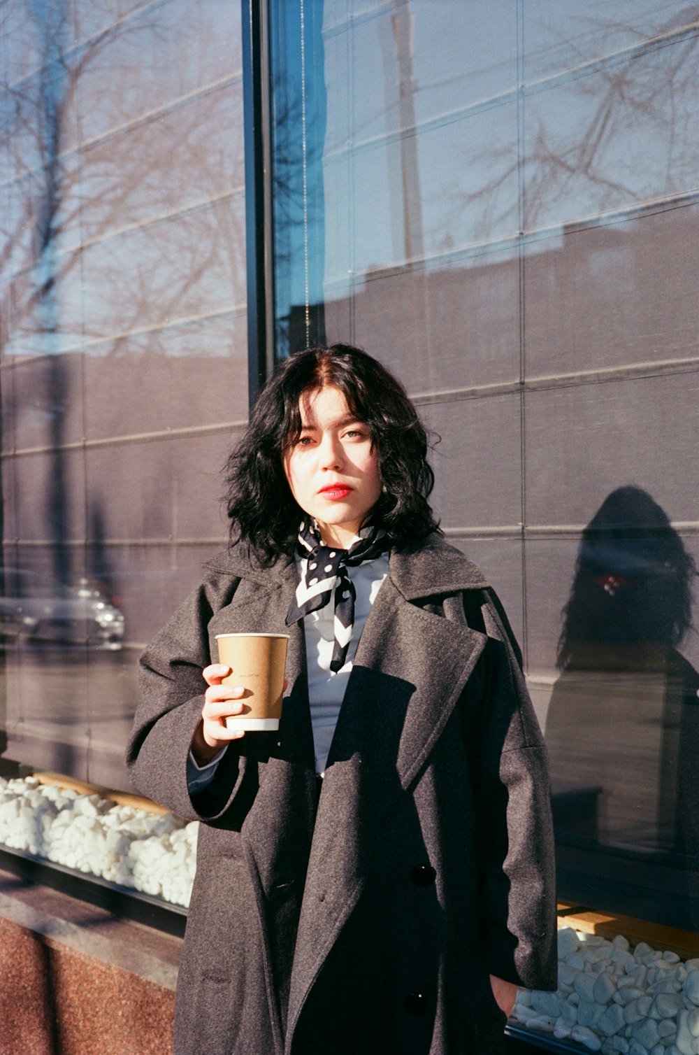 Una mujer con una taza de café