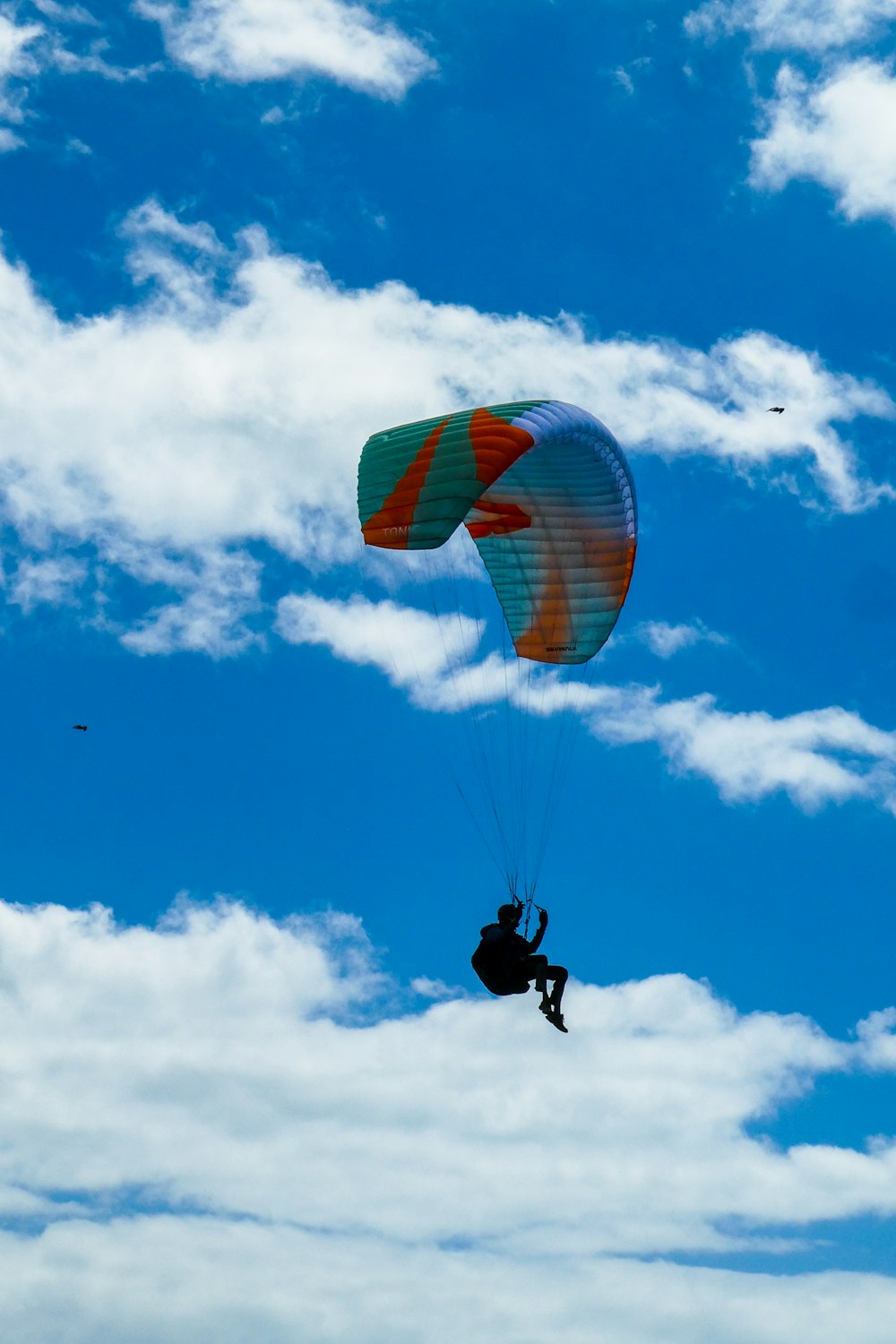 a parachute is flying through the air on a cloudy day