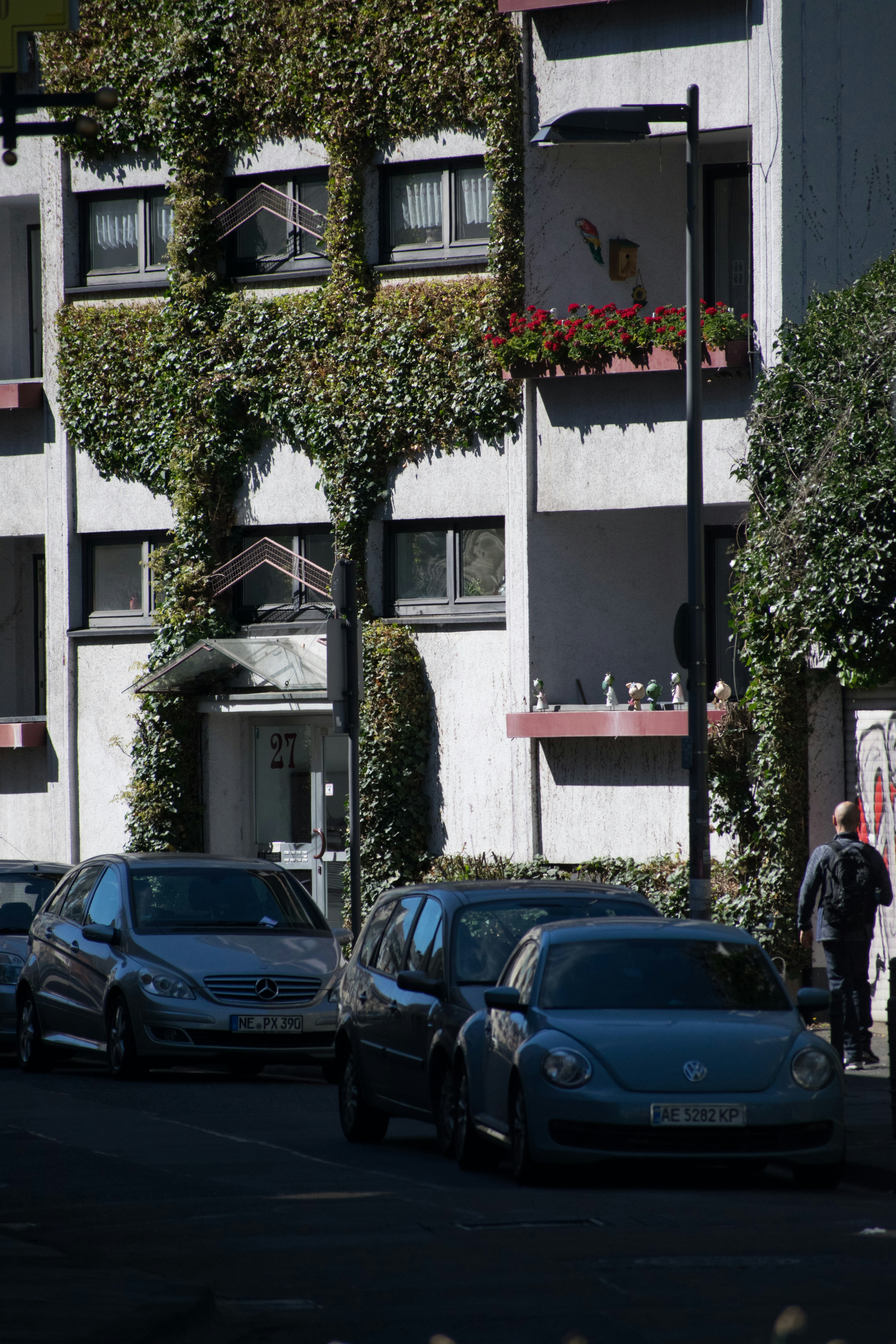 eine Person, die auf dem Bürgersteig geht