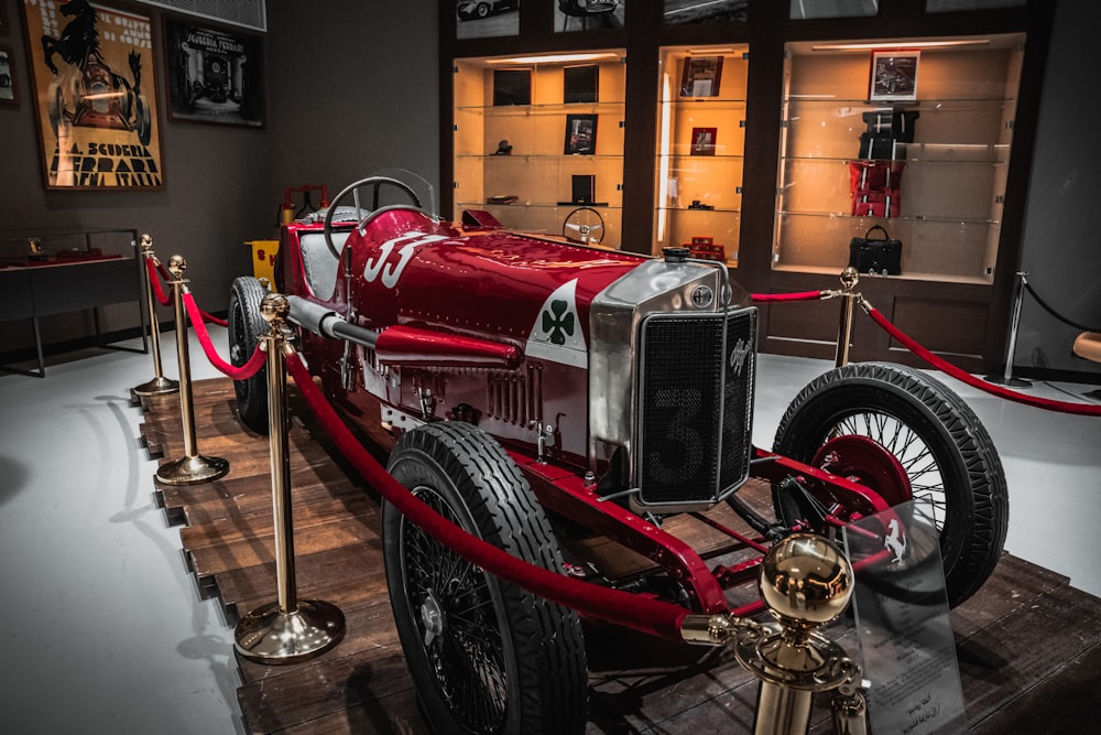 Un coche rojo en un museo