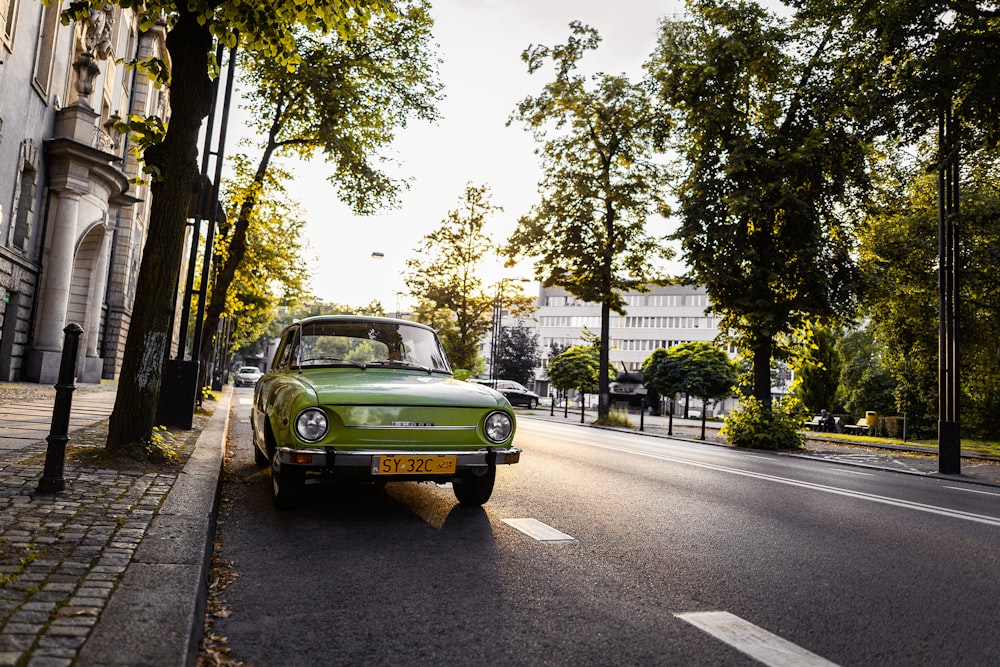 Un coche verde en una calle