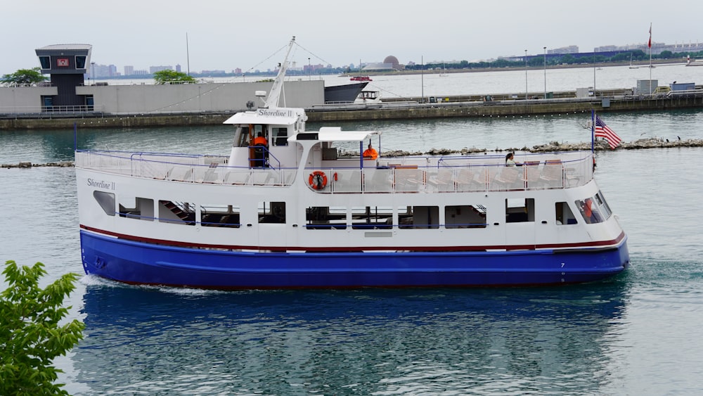 Un bateau sur l’eau