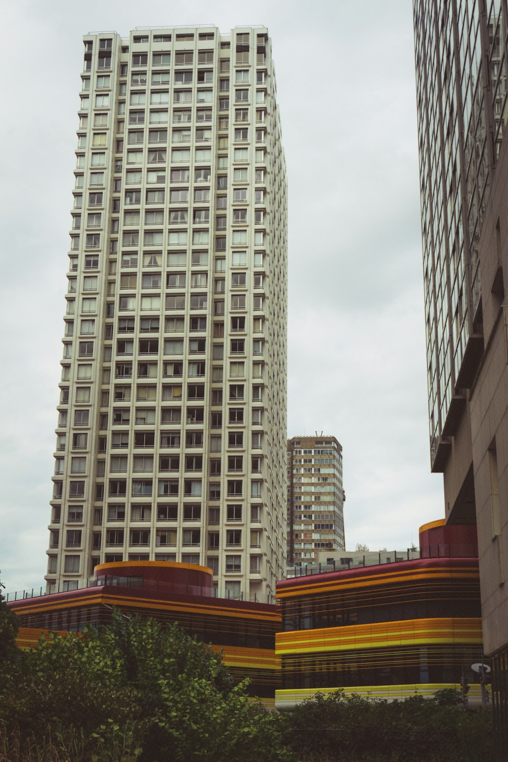 Un edificio alto con molte finestre
