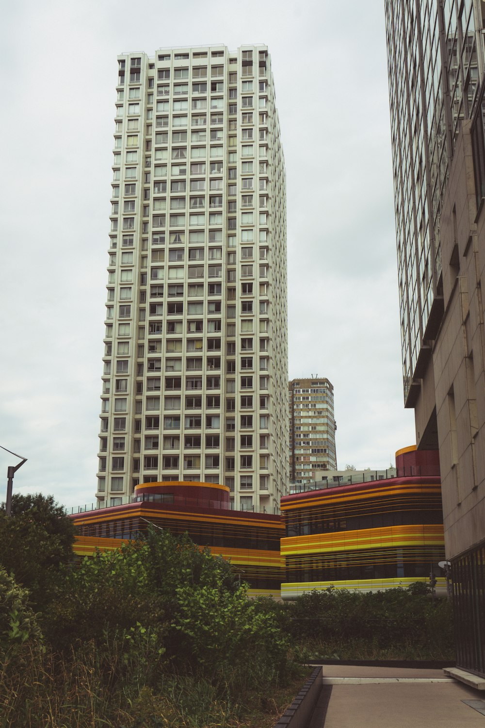 Ein hohes Gebäude mit vielen Fenstern