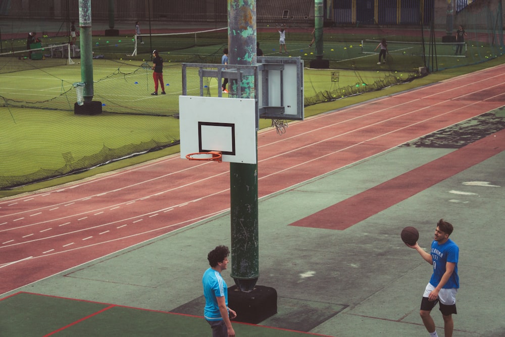バスケットボールをしている数人の男の子