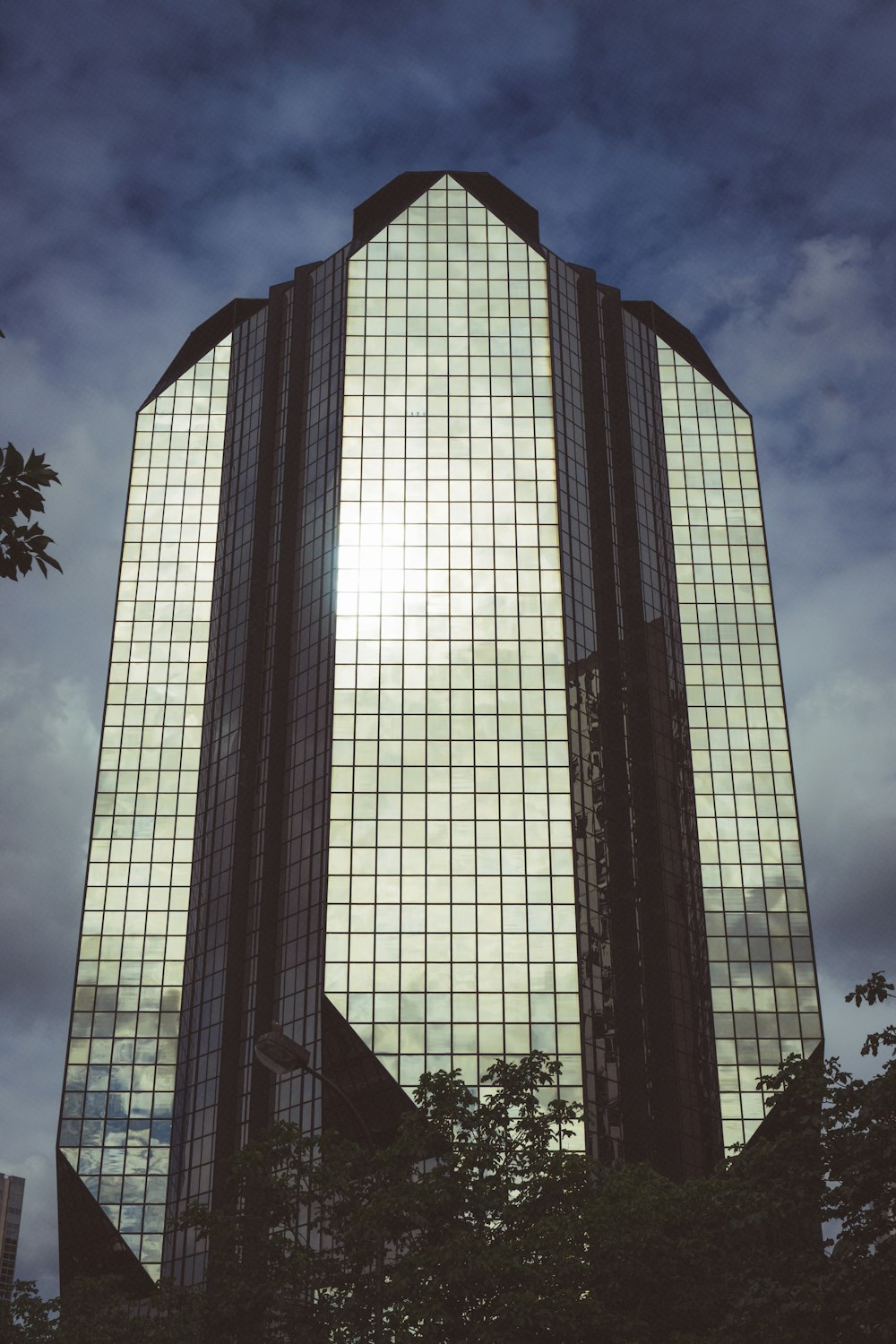 Un grand bâtiment de verre