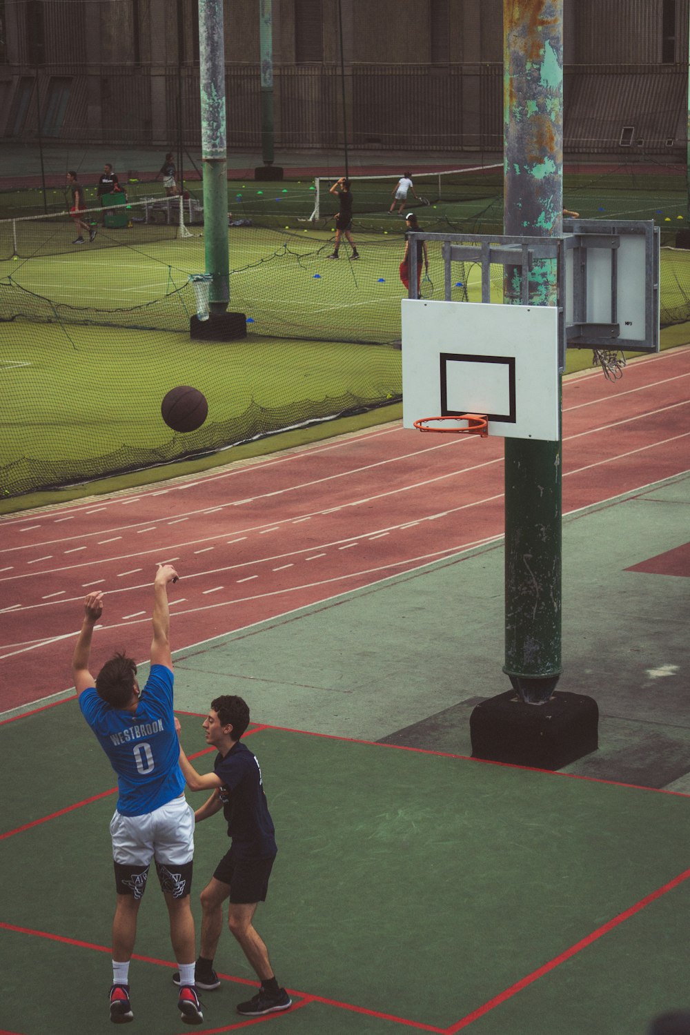 Un grupo de personas jugando baloncesto