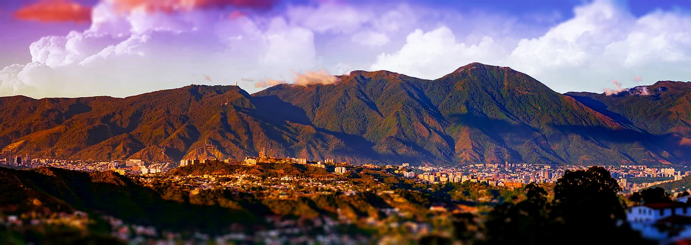 Caracas al atardecer con el Ávila de fondo