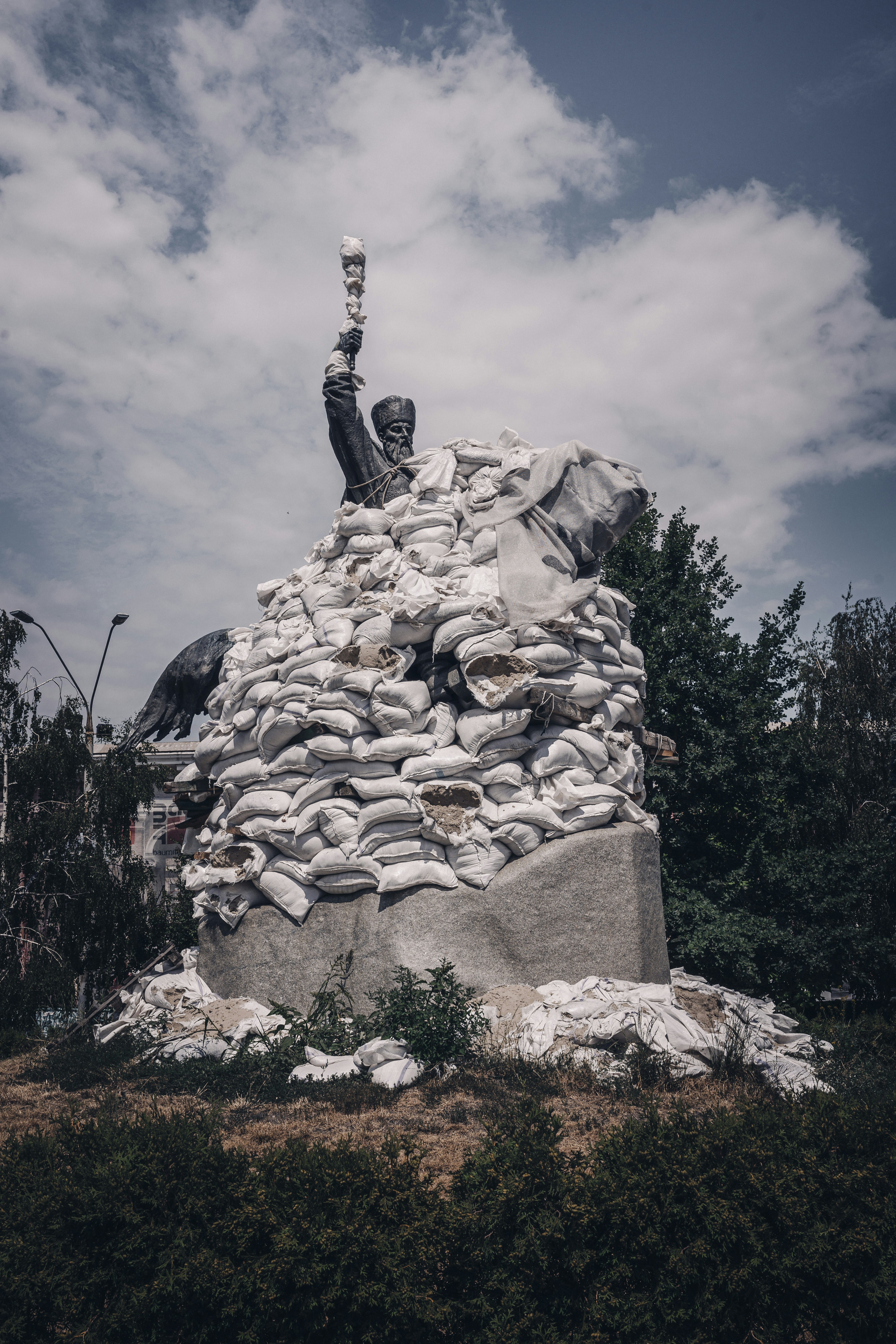 Una estatua en la cima de una roca