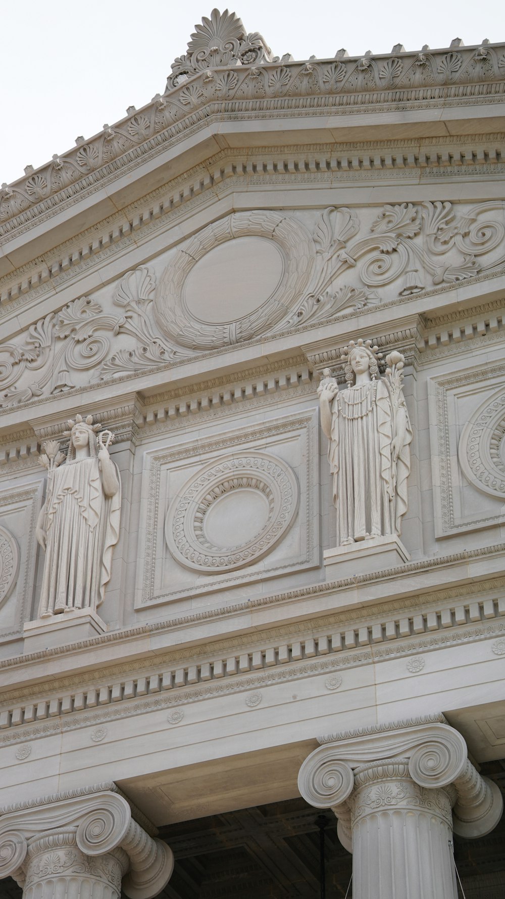 un bâtiment avec des statues sur le côté