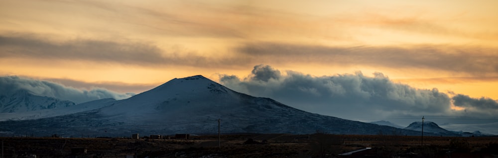 a snowy mountain range