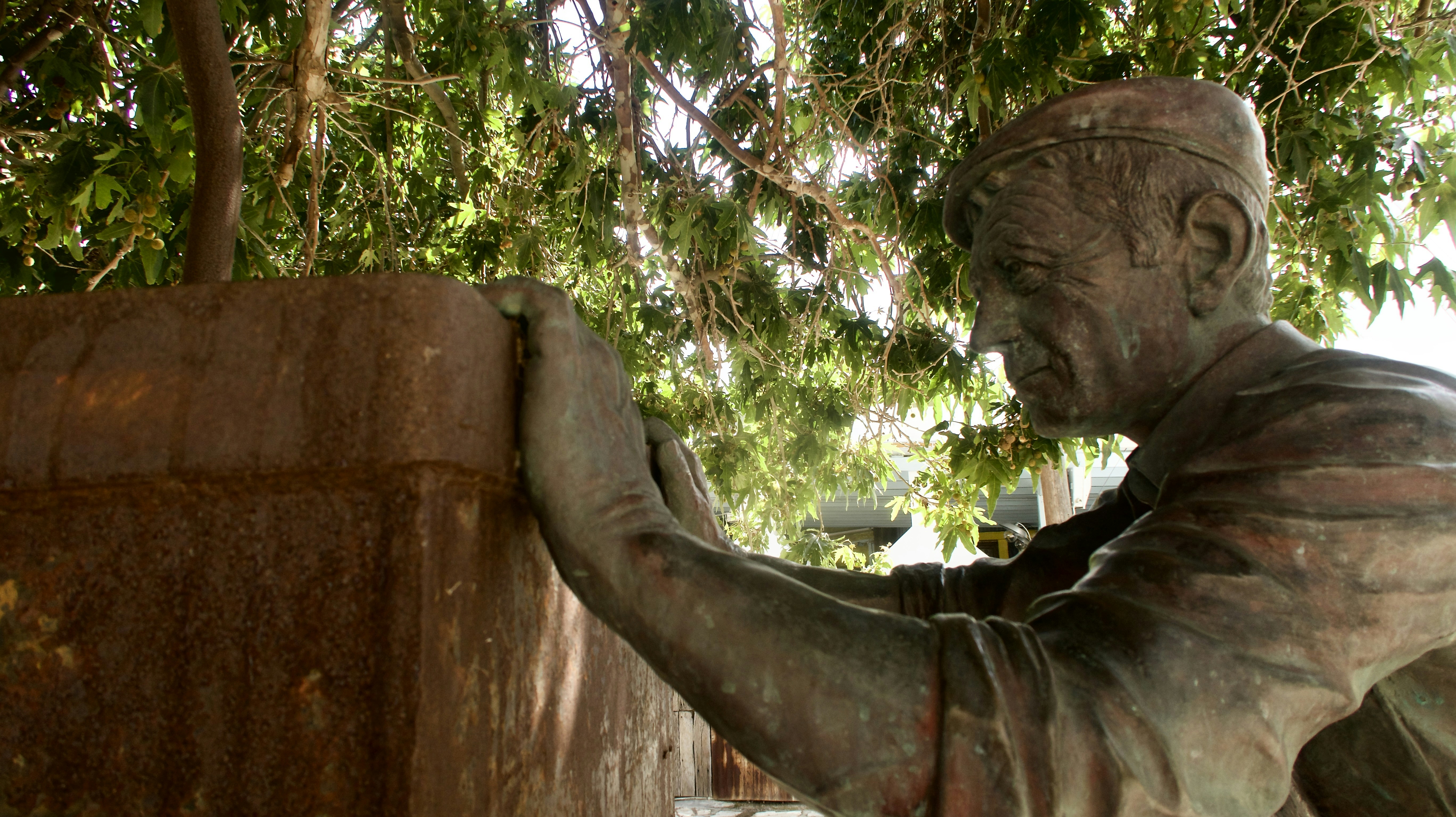 a statue of a person