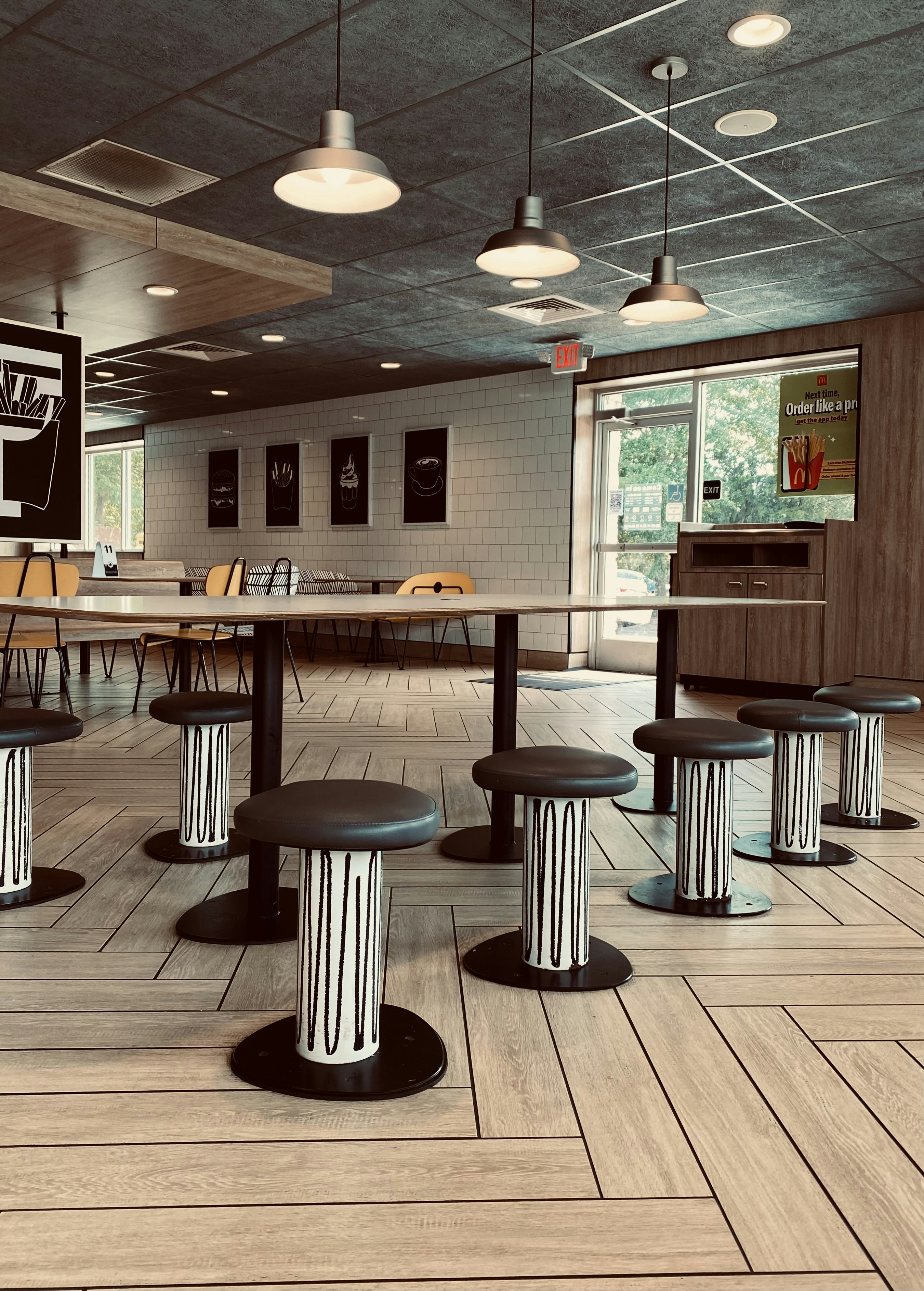Interior restaurant fast-food modern, luminos și primitor, mese curate