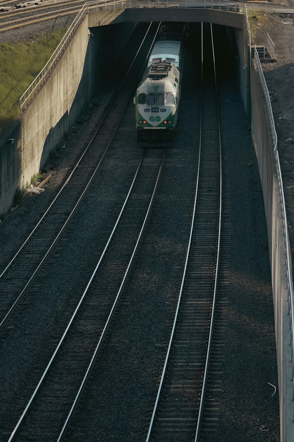 Un tren que pasa por un túnel