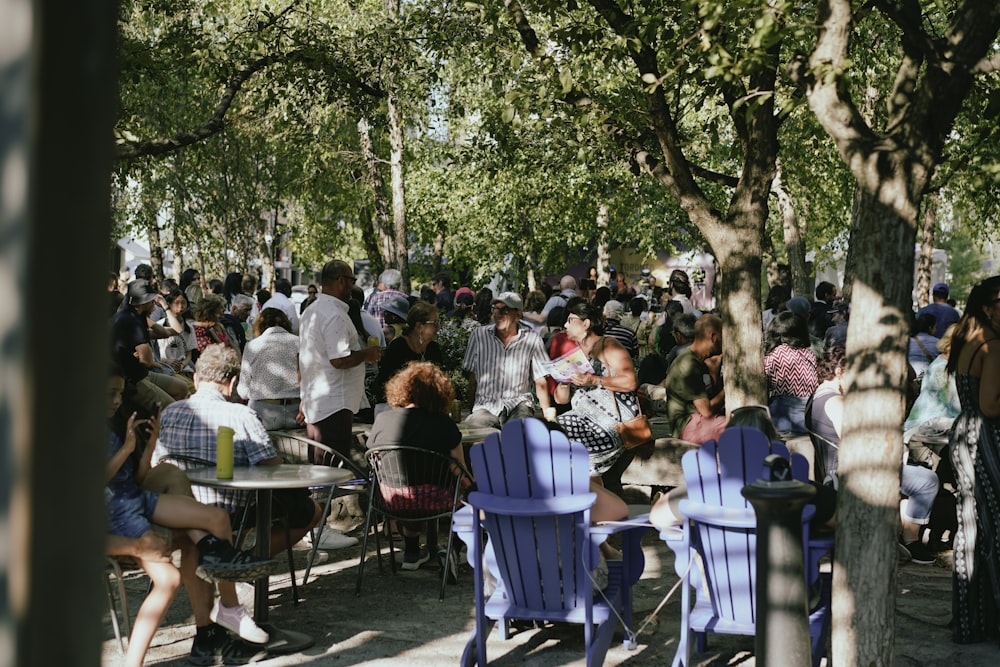 un groupe de personnes assises à des tables