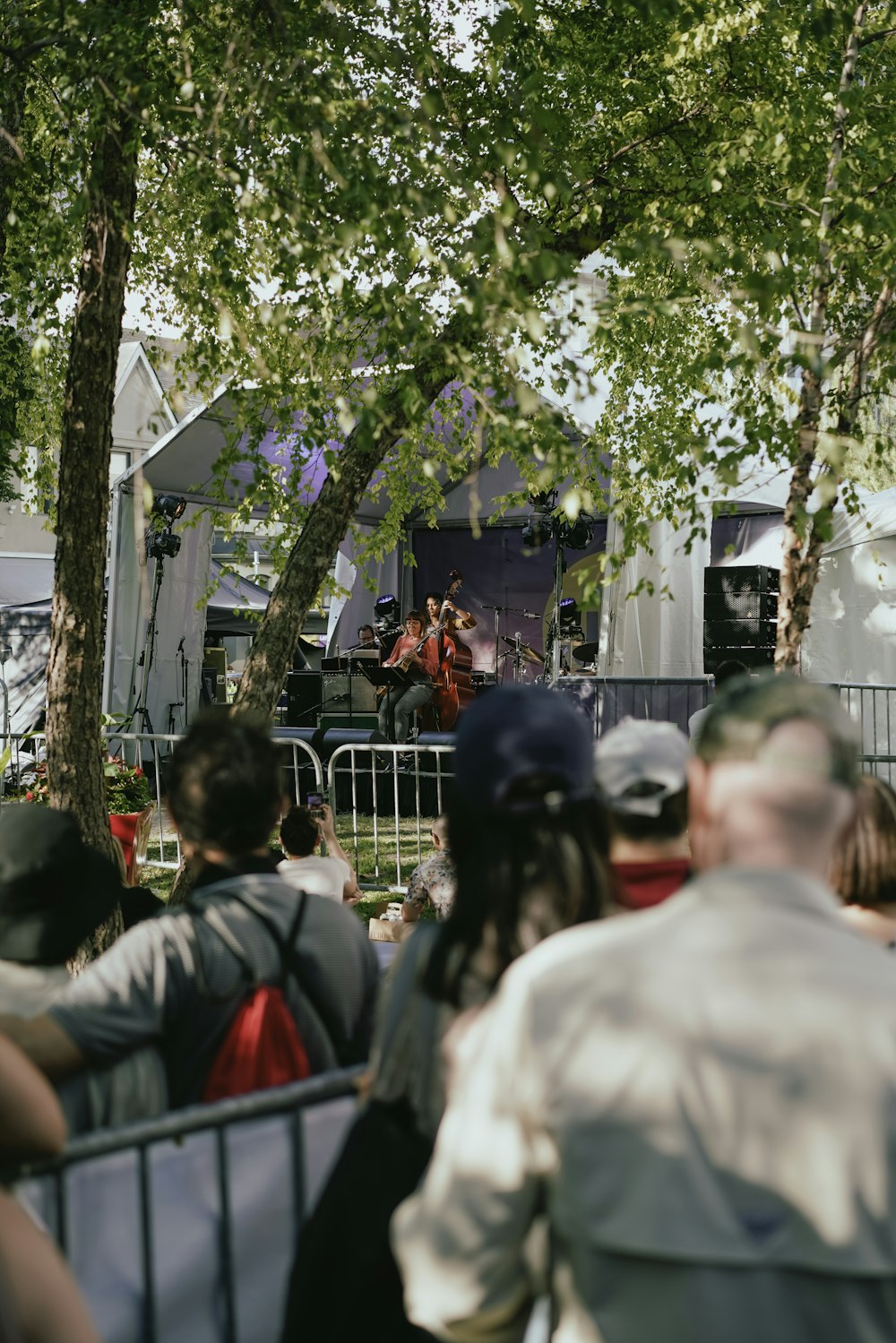 Un grupo de personas viendo una banda en el escenario