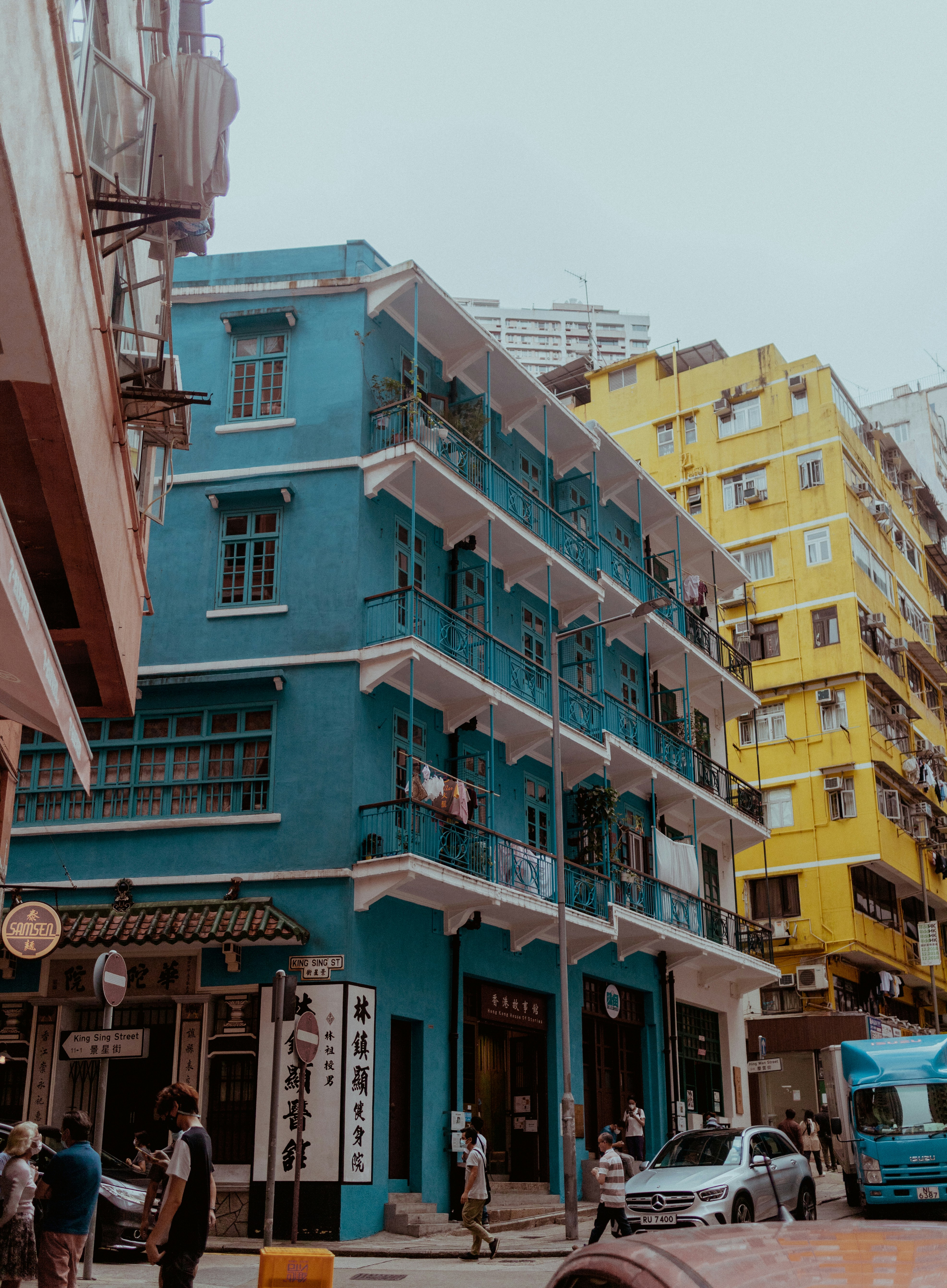 Una calle con edificios a ambos lados