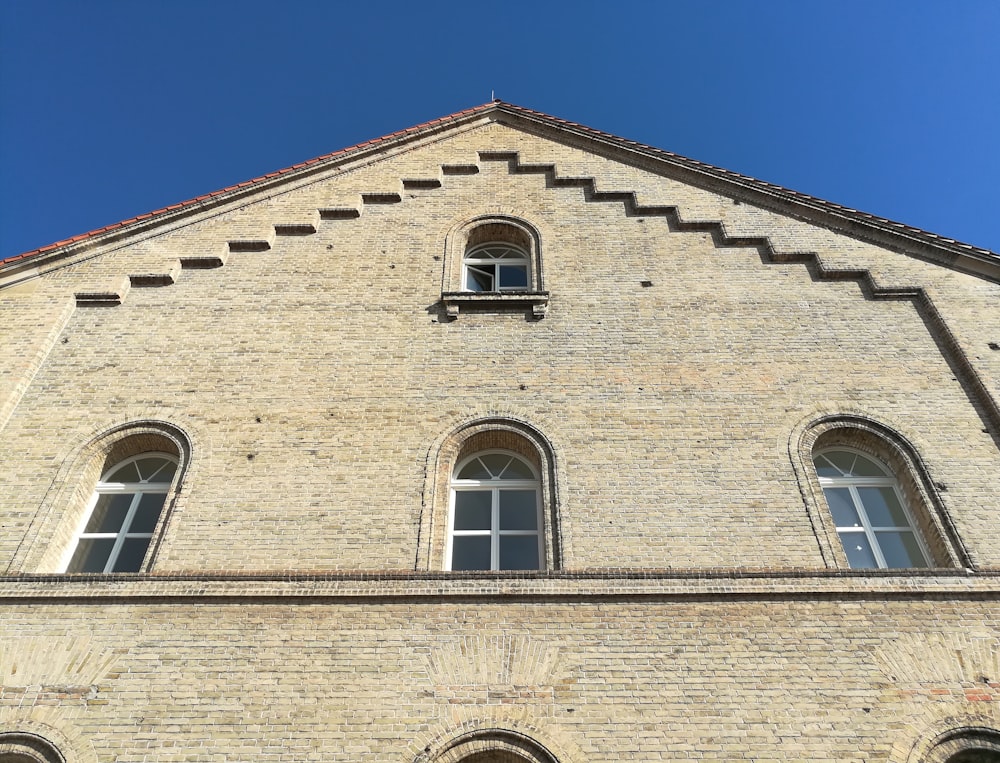 a brick building with windows