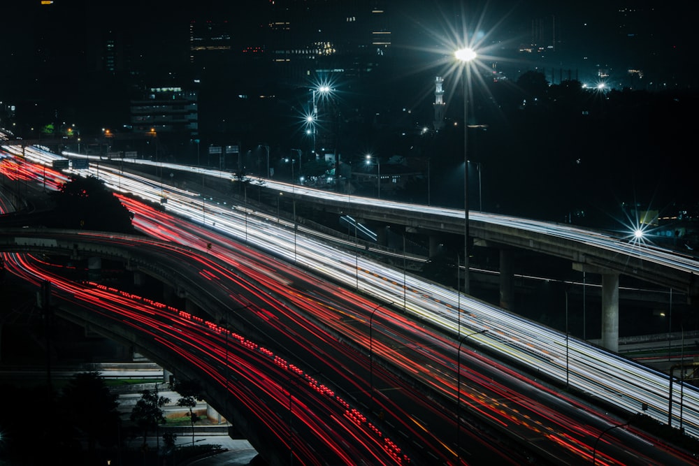 Eine Autobahn mit Licht an