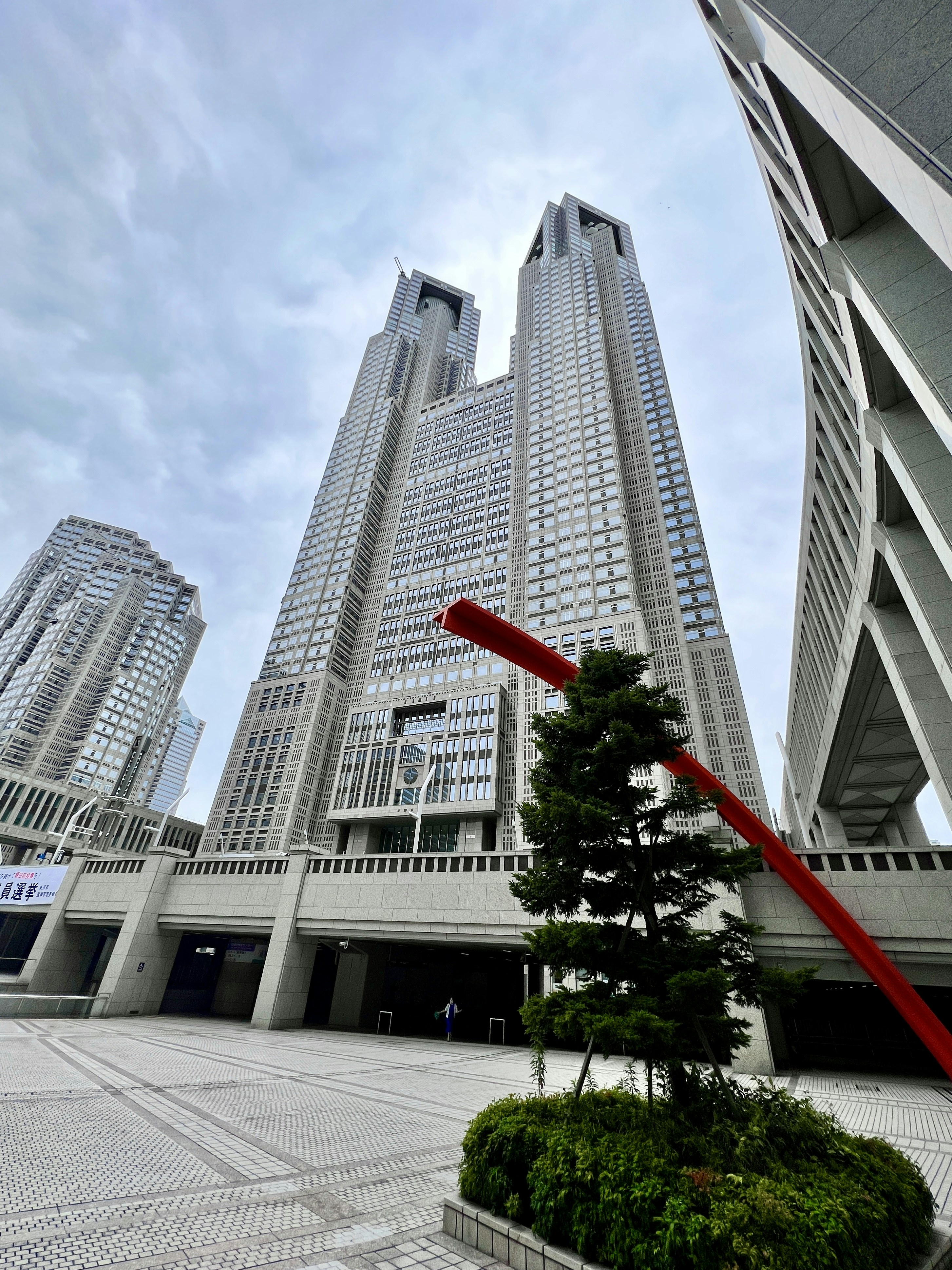 赤い棒が前にある高層ビル