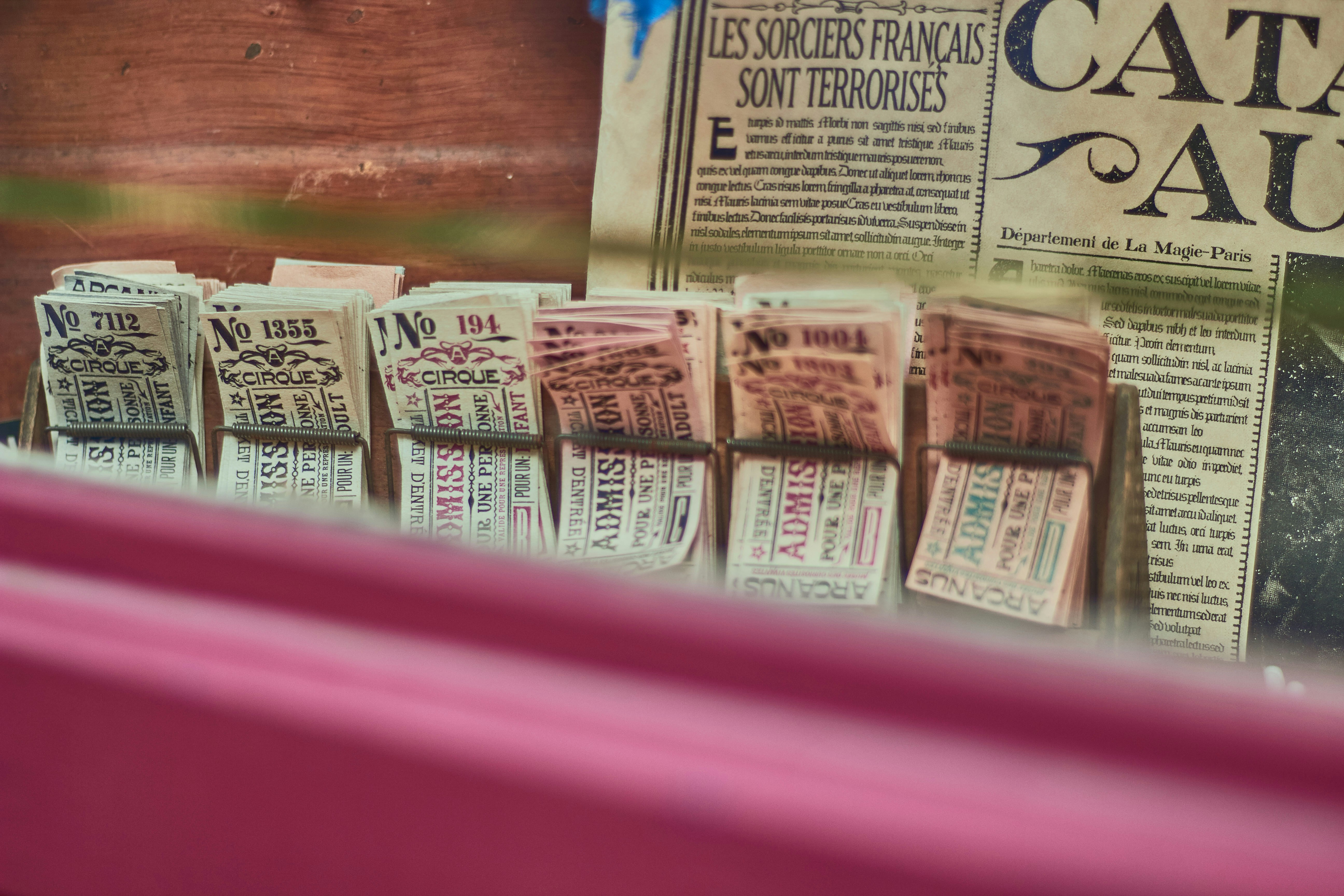 Boletos de lotería sostenidos en una mano