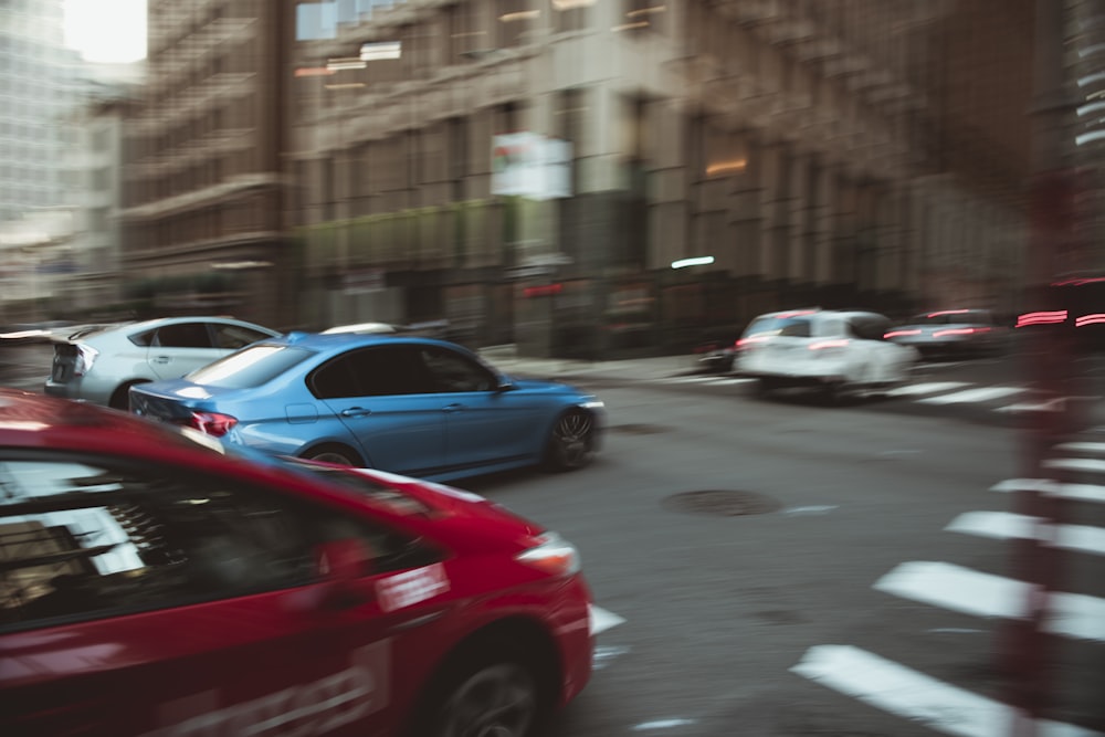 um grupo de carros em uma rua