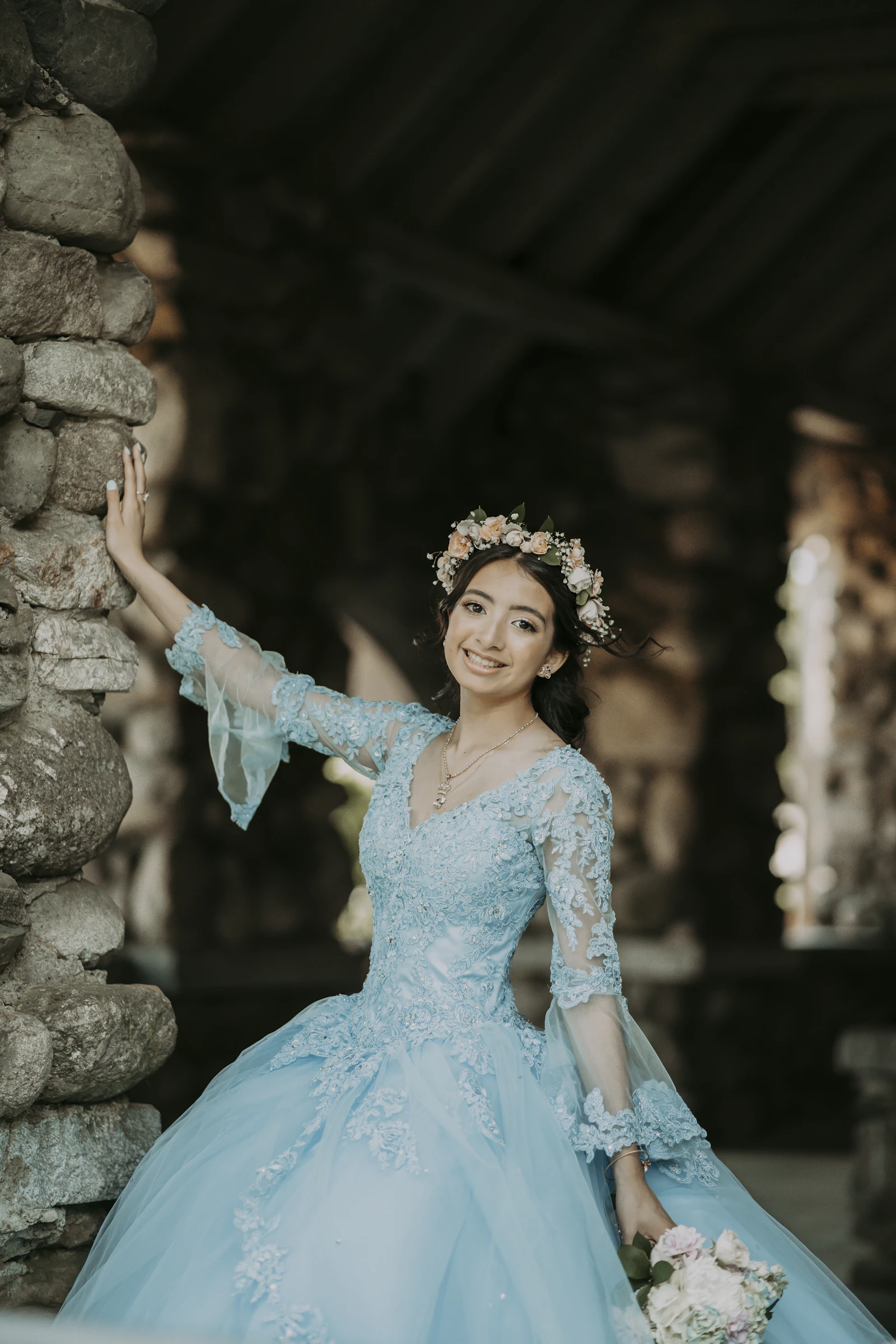Quinceañera con vestido azul cielo y corona de flores