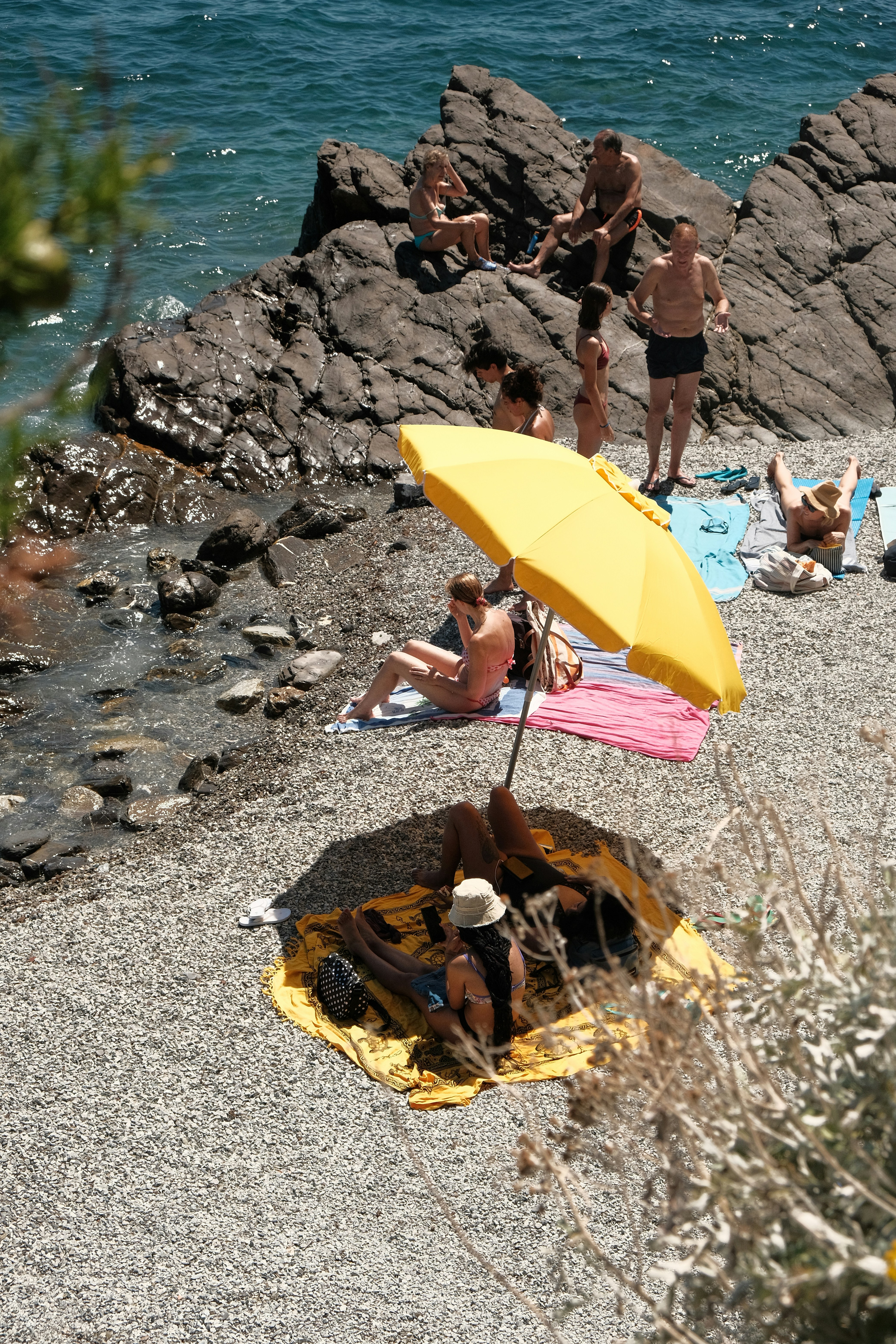 Un grupo de personas en una playa