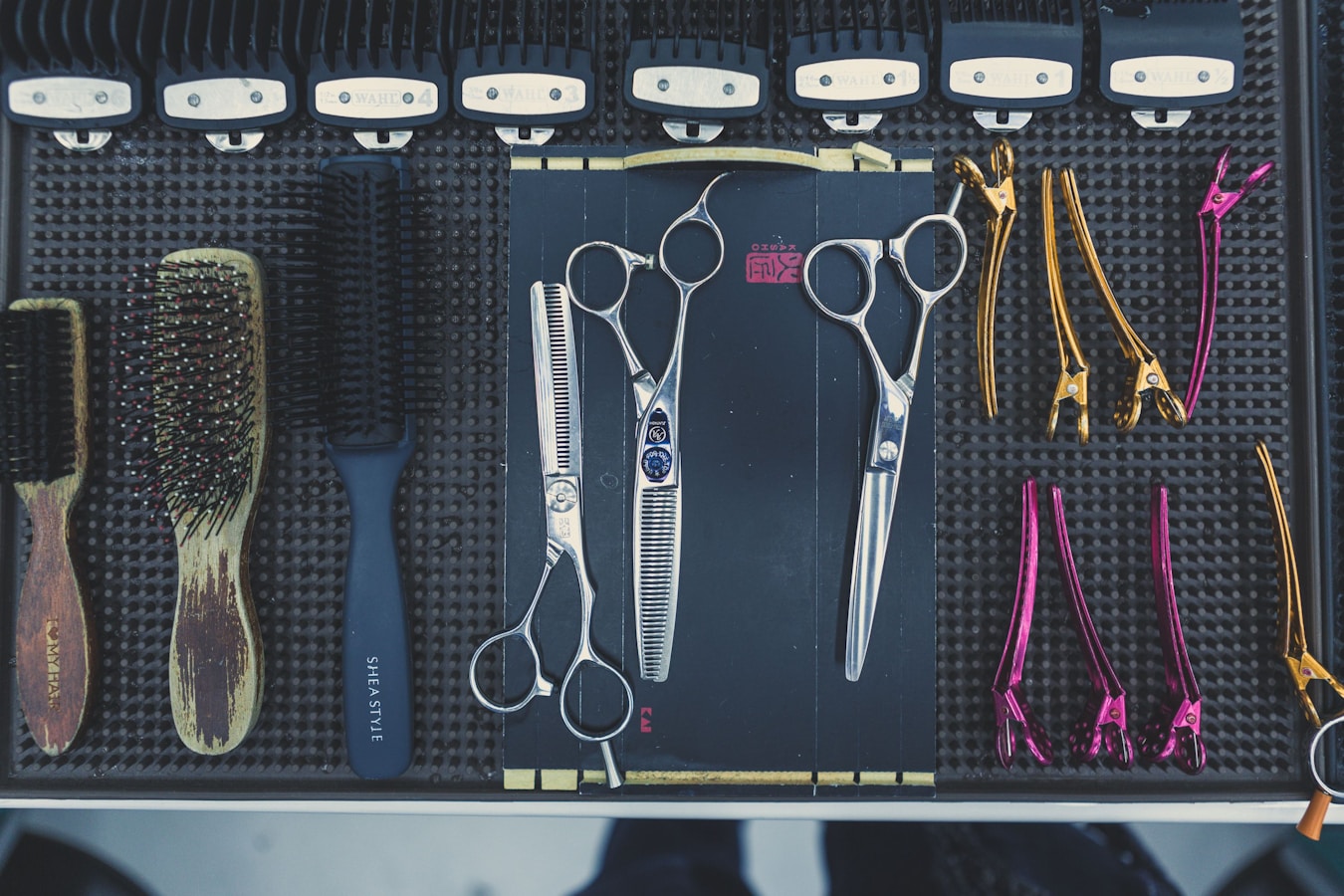 Set de tijeras y peines sobre la mesa de trabajo de un barbero