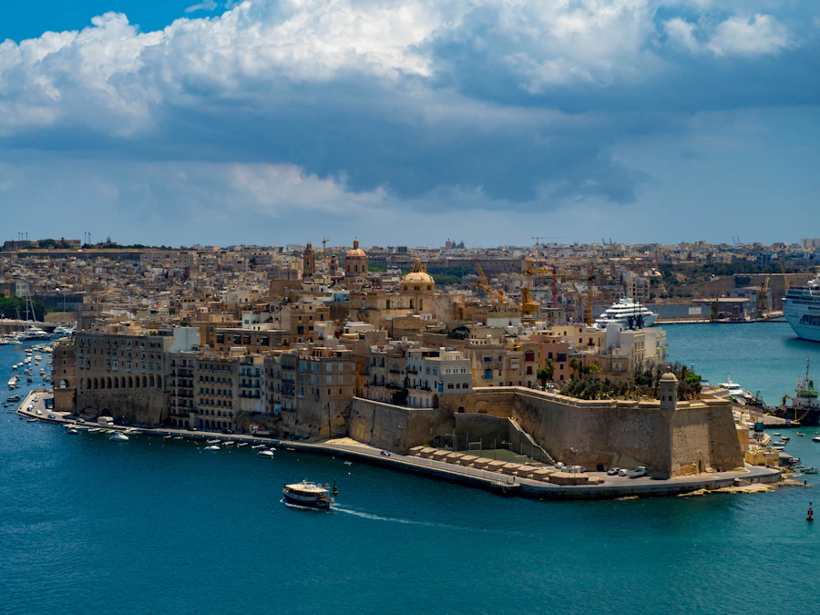 Costa mediterránea de Malta con ciudad histórica