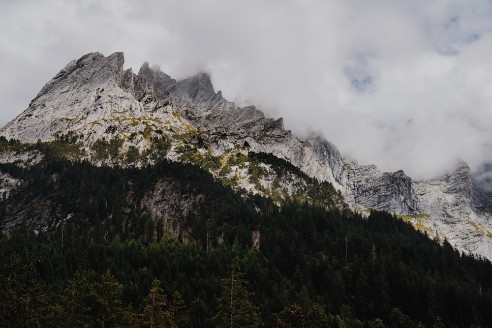 Ein Berg mit Schnee