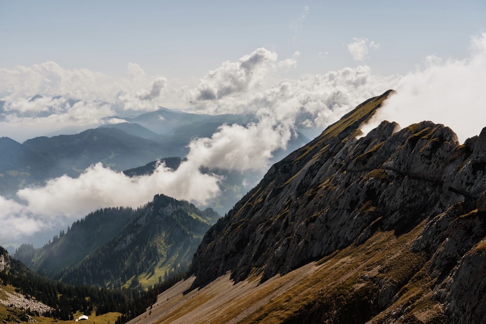 Una montagna con le nuvole