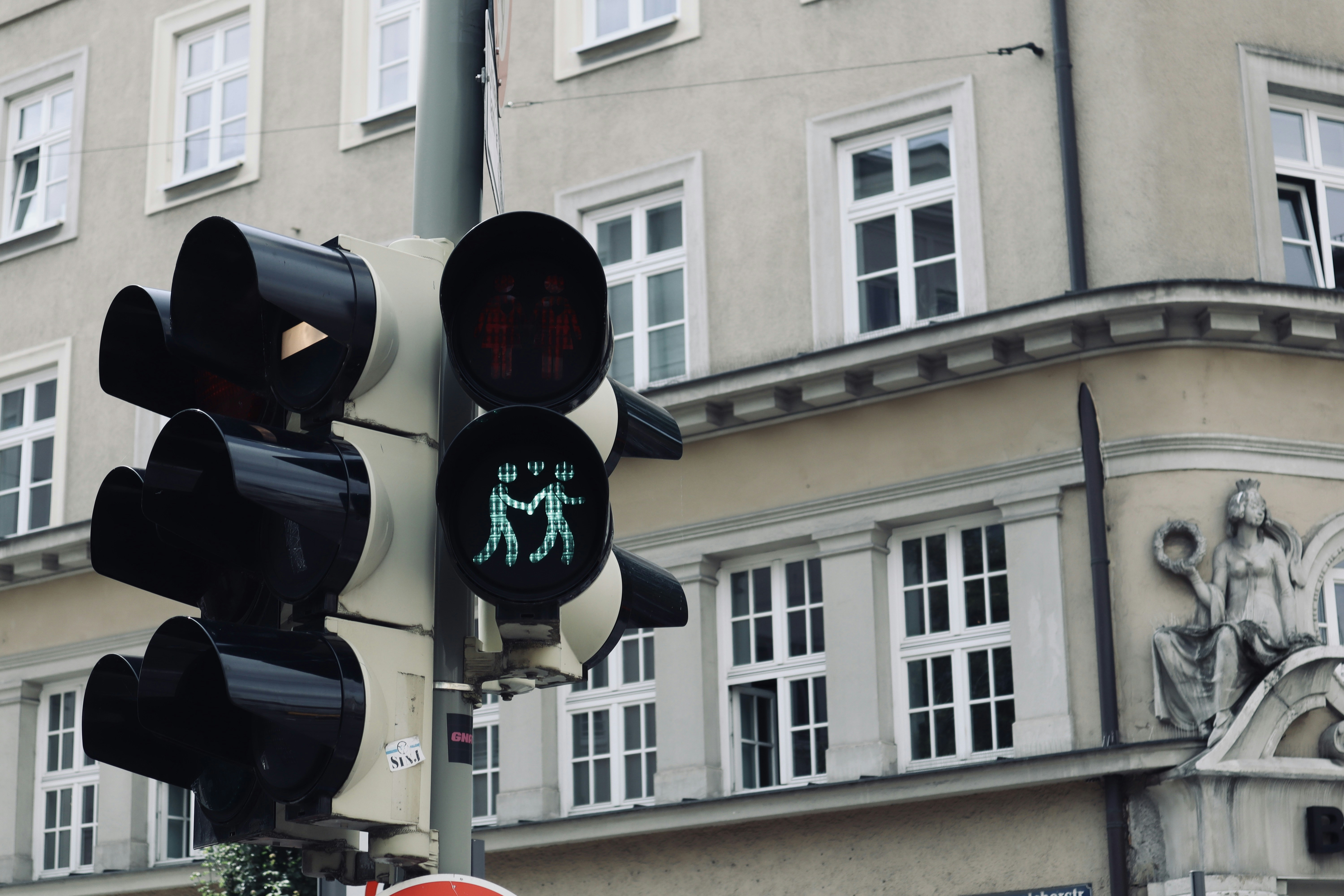 a traffic light has a bicycle symbol on it