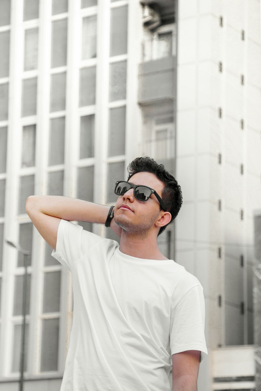 Un hombre con gafas de sol