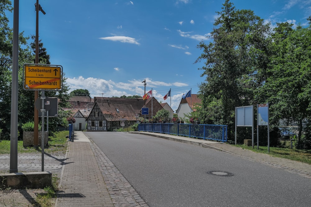 eine Straße mit einem Schild darauf