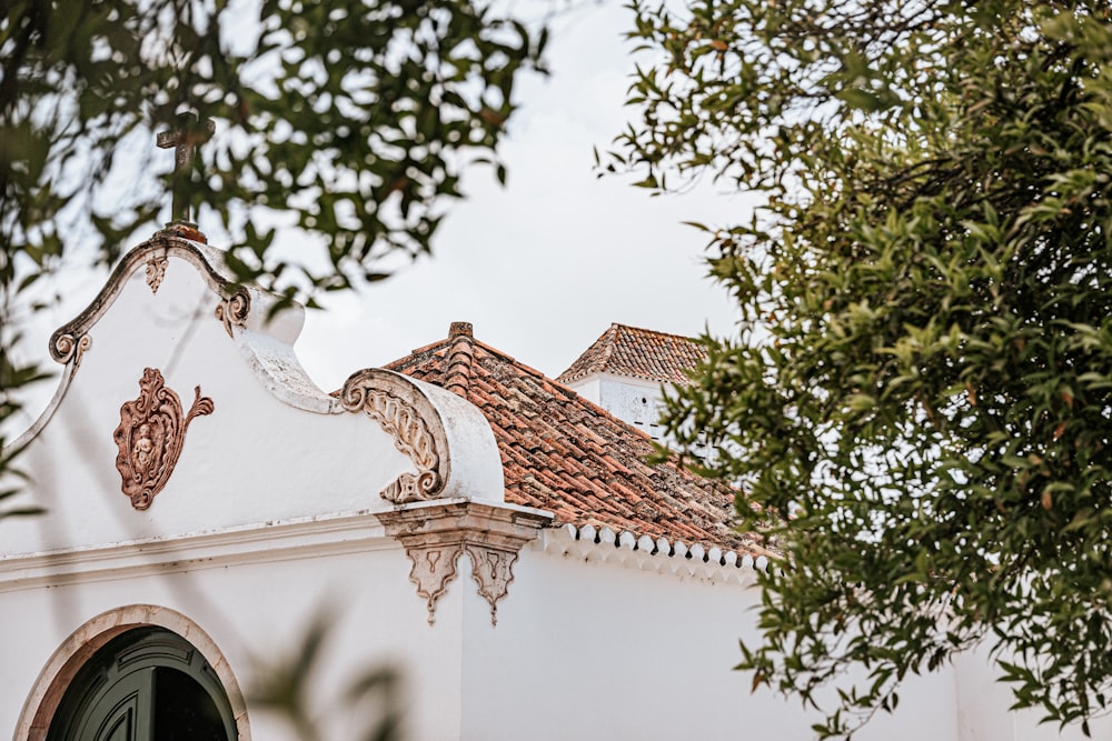 uma estátua de um cervo e uma árvore