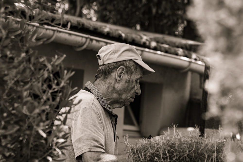 Un uomo che guarda un albero