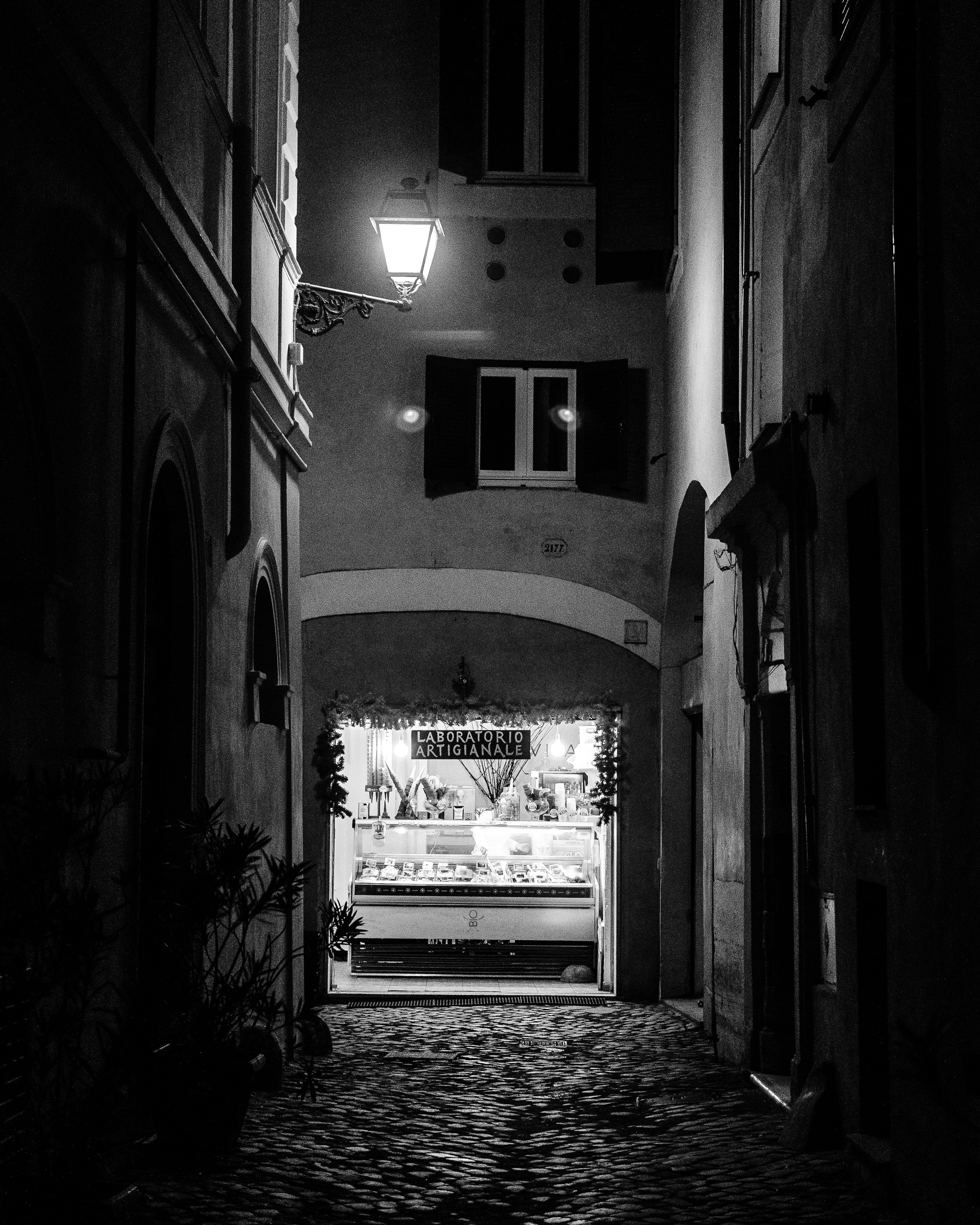 Una calle con escaparate