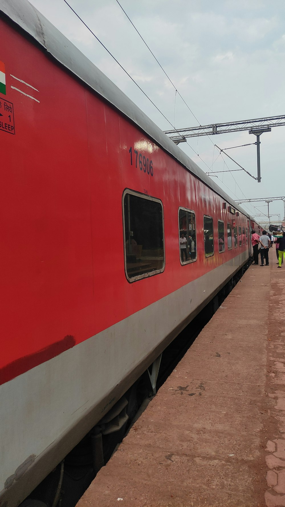 Ein roter Zug an einem Bahnhof