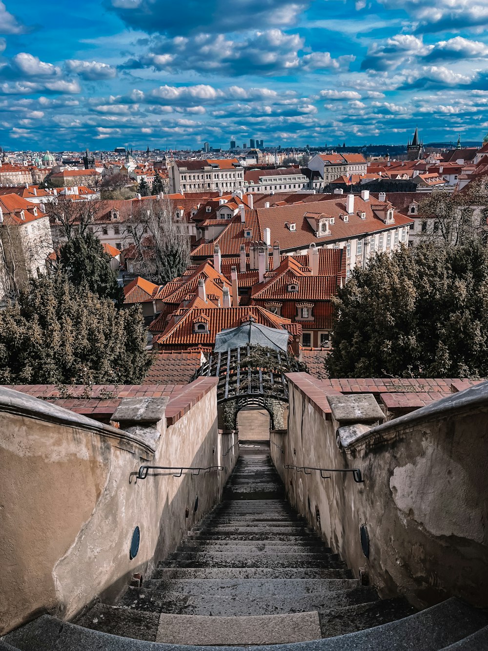 Eine steinerne Brücke über eine Stadt