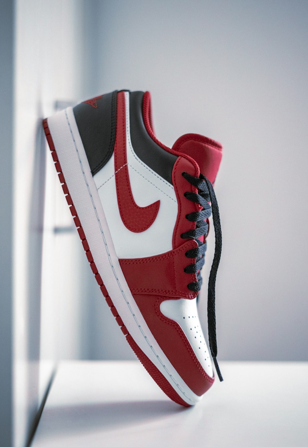 une chaussure rouge et blanche