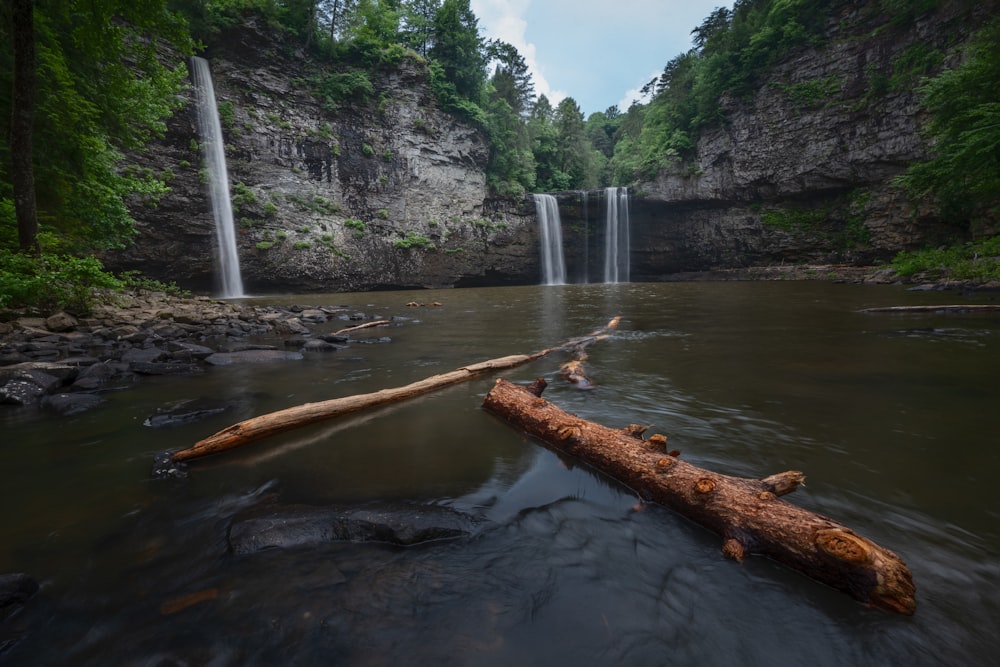 una grande cascata su uno specchio d'acqua