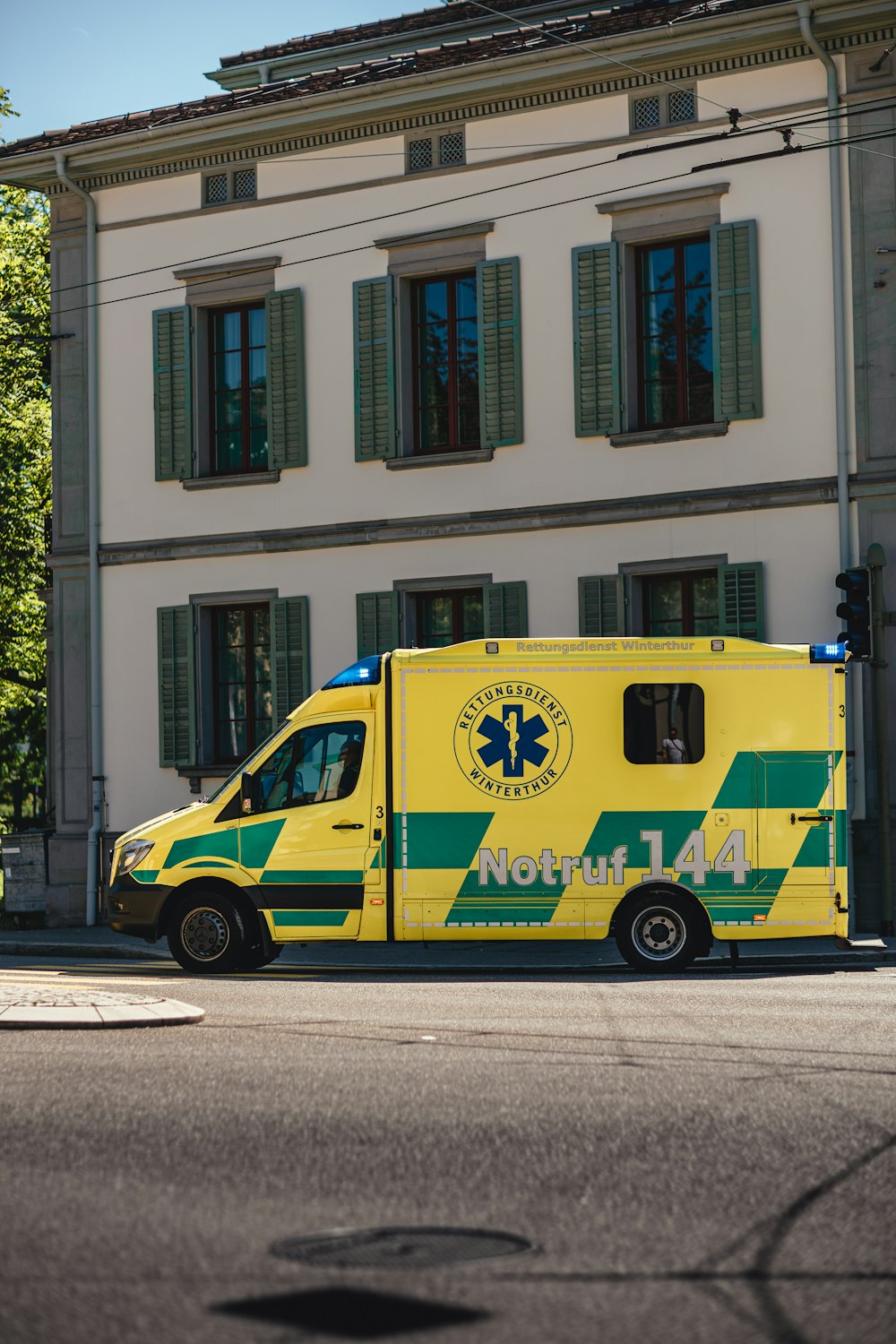 a bus that is parked on the side of a building