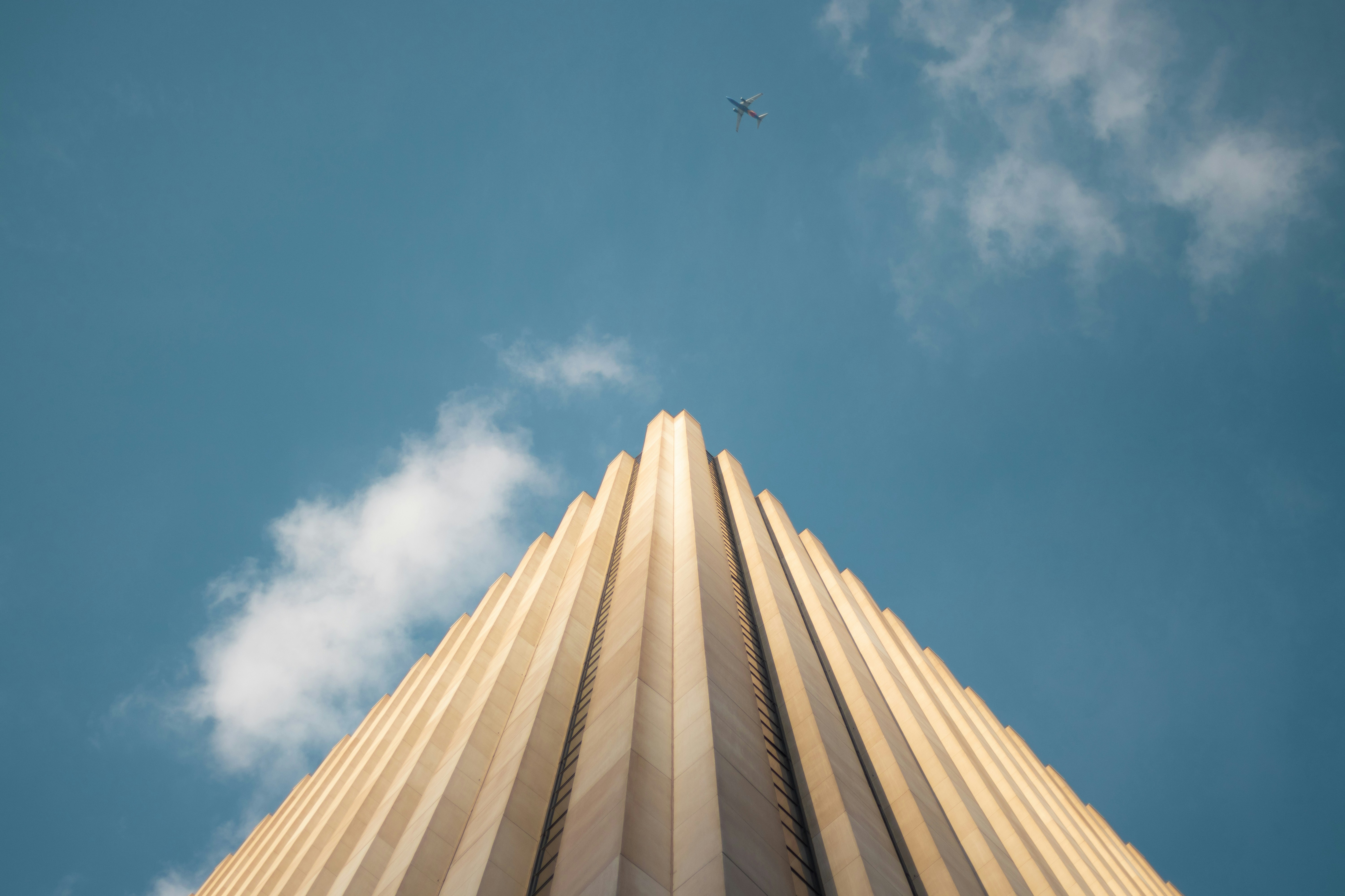 un avion survolant un bâtiment